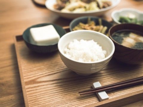 ご飯とお味噌汁、豆腐や副菜が盛り付けられた食事