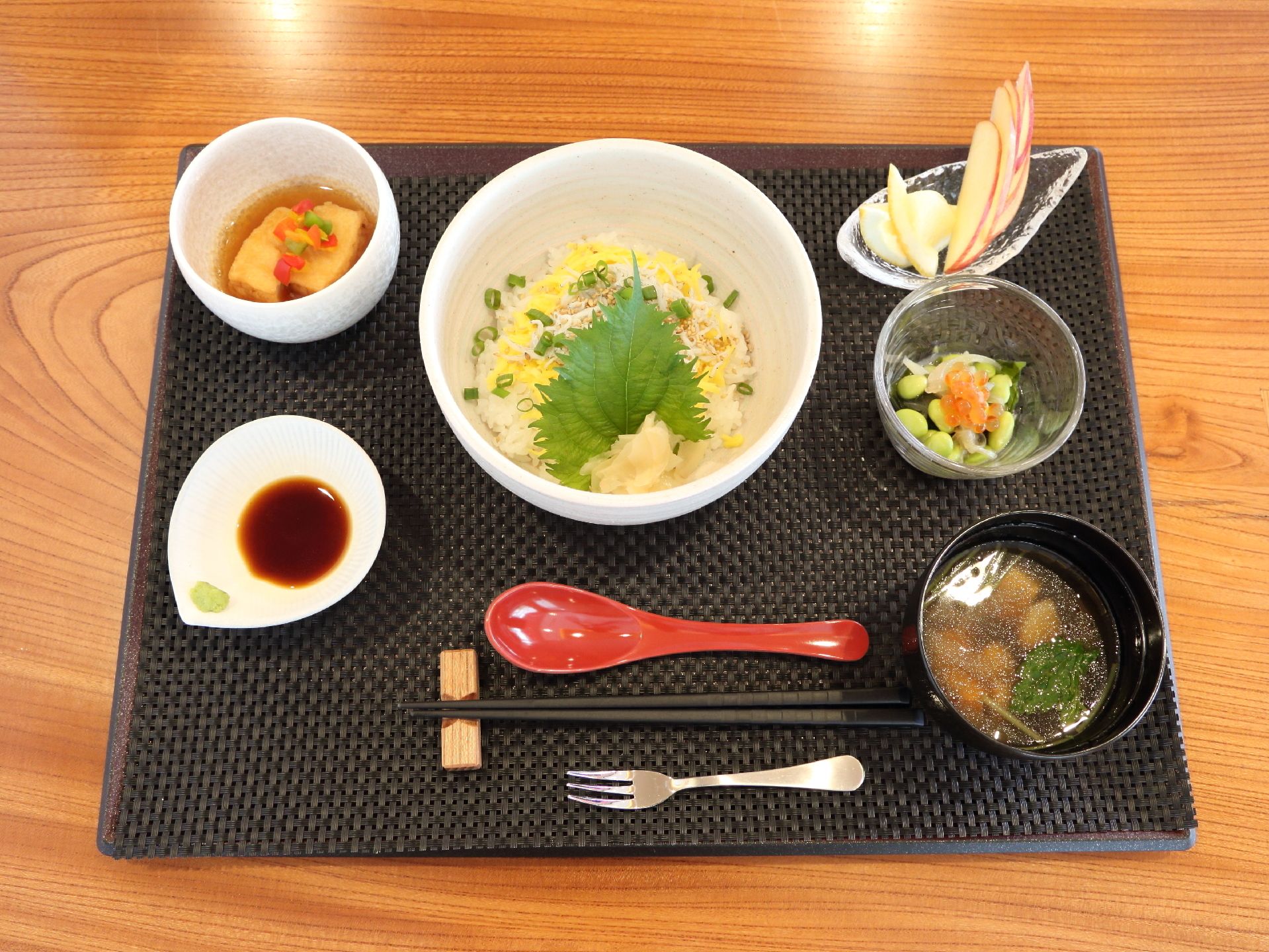食事は混ぜご飯の他にお吸い物、揚げ出し豆腐などがあり、食器も箸の他にスプーンやフォークがあって食べやすくなっている。