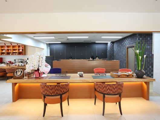 長めのテーブルとイス