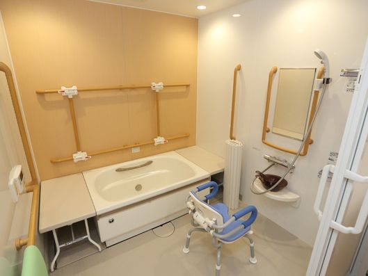 手すりのある浴室