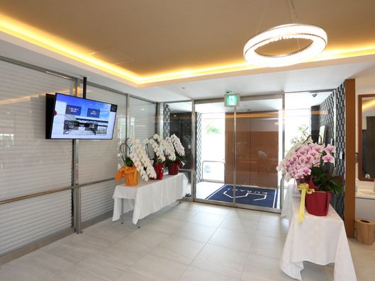 花が飾られているエントランス