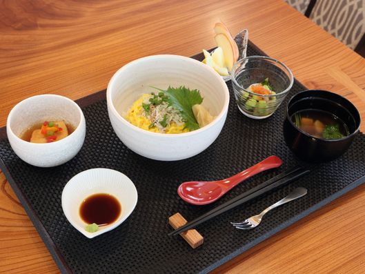 お盆にのせられた食事