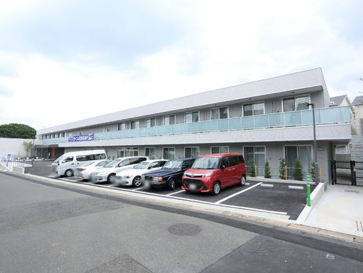 施設手前の駐車場