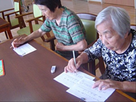 高齢者が活動する多目的室