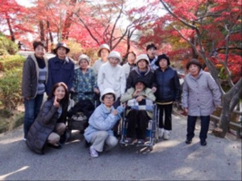 笑顔の集合写真 中庭
