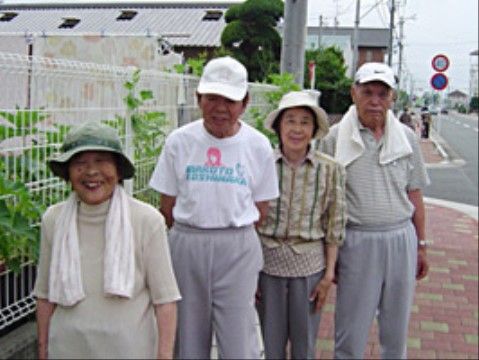 入居者様が施設近隣を散歩している。外出時には寒さや暑さ対策を心がけており、安心して体を動かすことができる。