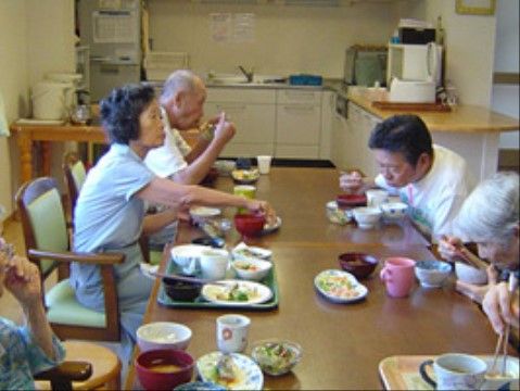 食堂で入居者様が食事をしている風景。介護食にも対応しており、一人ひとりにあった形態の食事が可能である。