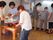 入居者様が食器洗いをしている。基本的な家事はスタッフと共に行うことが可能であり、リハビリにもなっている。