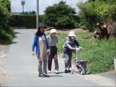 散歩の際は必ずスタッフがついており、毎日の運動を安全に行うことができる。近隣は自然豊かで落ち着いている。