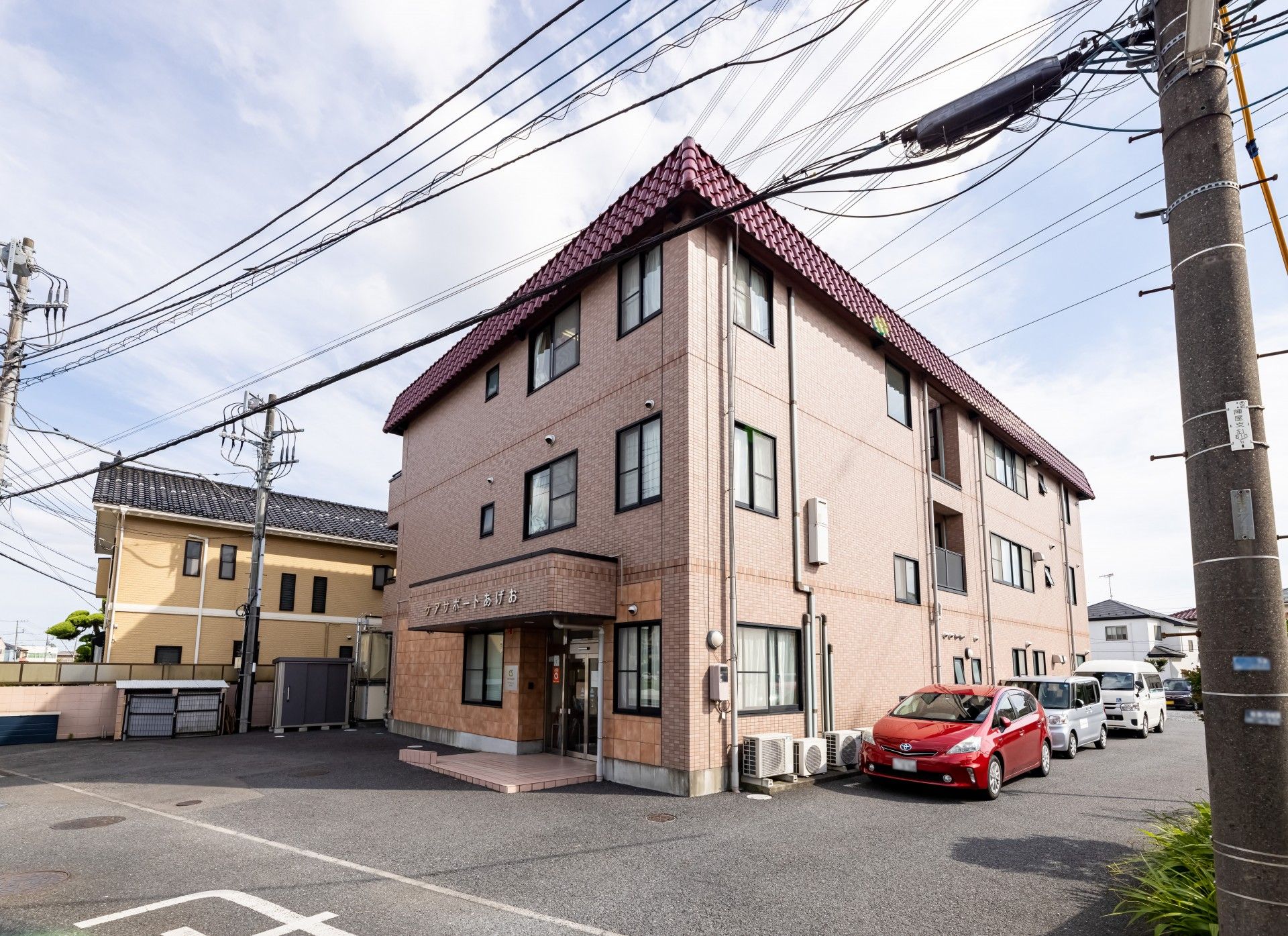 3階建てのグループホームの外観