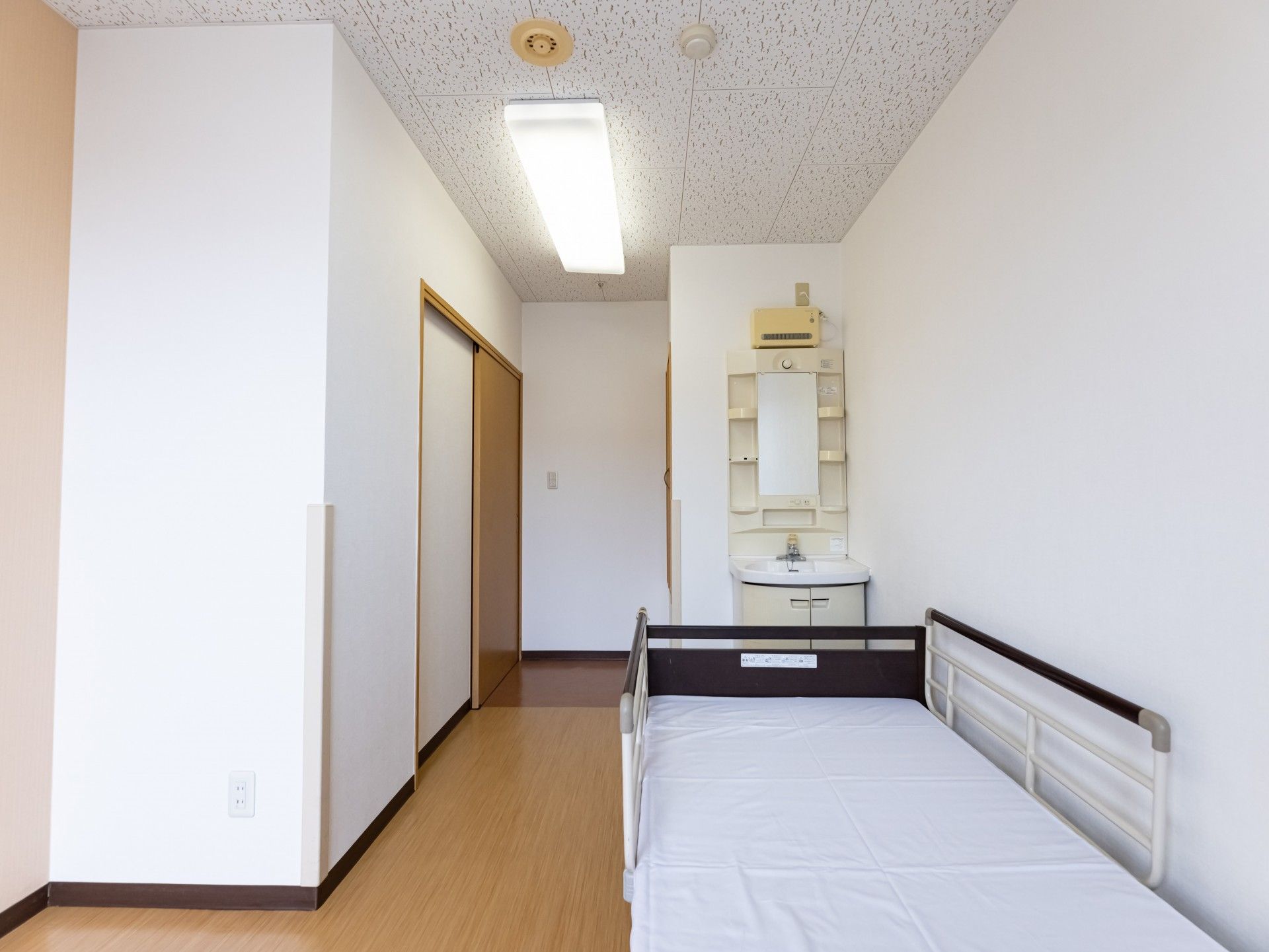 ベッドが設置された居室