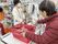 買い物をする人々の様子