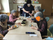 共有ダイニングでの食事風景