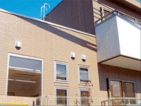 明るい色調の外壁を使用した建物である。大小さまざまな窓が備え付けられており、部屋の明るさを考慮した設計。