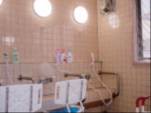 浴室はピンクのタイル張りである。洗い場にはシャワーチェアが設置されており、安全に入浴をすることができる。