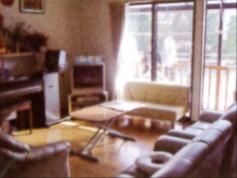 ソファがテーブルを囲むように置かれたリビングである。テレビもあり、家庭的な雰囲気で入居者様、スタッフの会話もはずむ。
