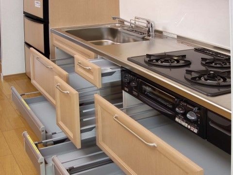 ライトブラウンの収納棚が沢山備え付けられたキッチンテーブル