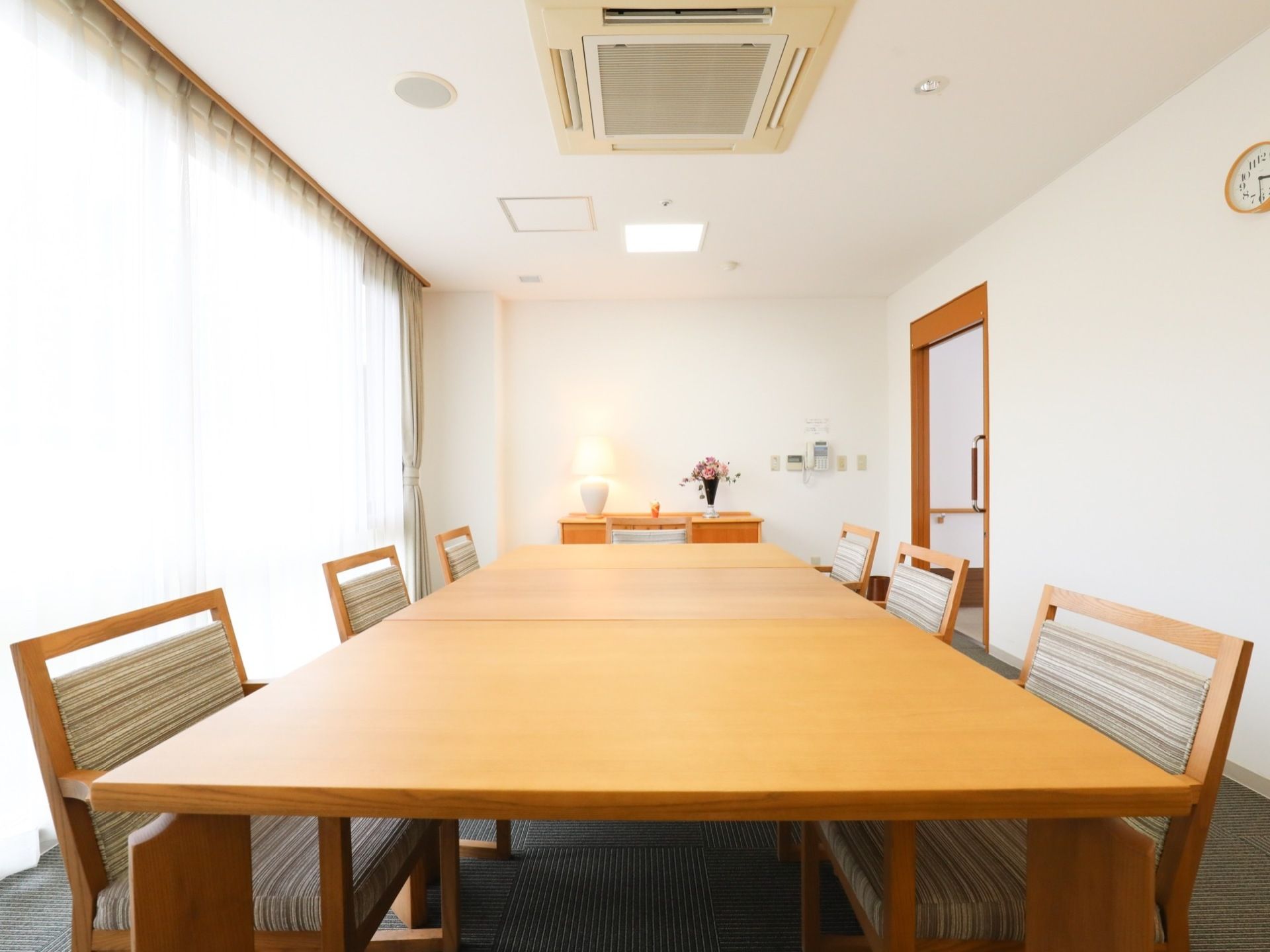 施設内には奥行きのあるサロンがあり、白を基調としたシンプルな内装となっている。中央には6人掛けの大きなテーブルが置かれている。