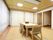 畳の部屋に木製のテーブルと椅子が置かれている。天井は木の素材になっており、空調や照明が取り付けられている。