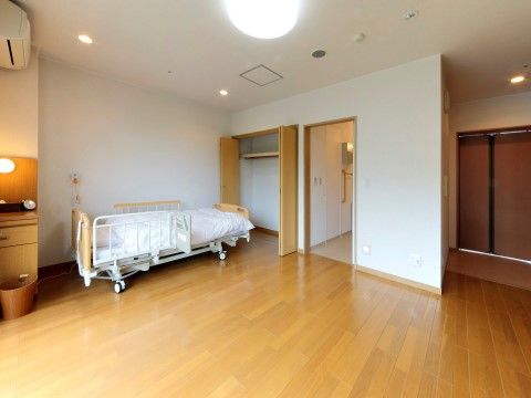明るい日差しが差し込むフローリングの居室には広い収納もあり、洗面、トイレなど生活に必要なものがすべて整っている。