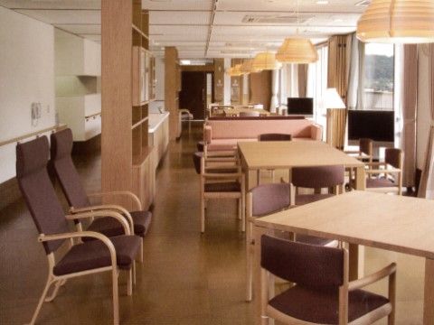 大きな窓からの光が明るい食堂の中には、ソファタイプの椅子やテレビも配置されており、食後にゆったりと過ごすこともできる。