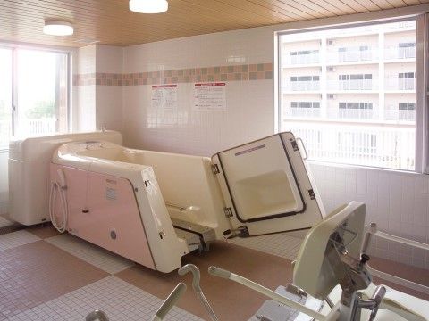 入居者様の状態に合った入浴設備を整えており、出来るだけ身体の負担にならないよう、座ったままで入浴できる設備もある。