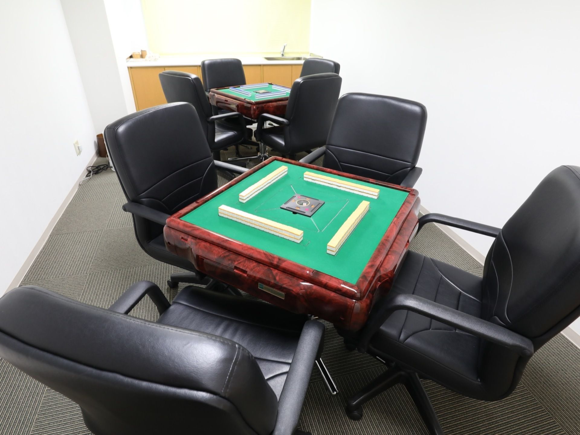 麻雀卓が２台設置されている。ゲームを通して会話も弾む。麻雀は初めてという方も安心して参加し楽しむことができる。