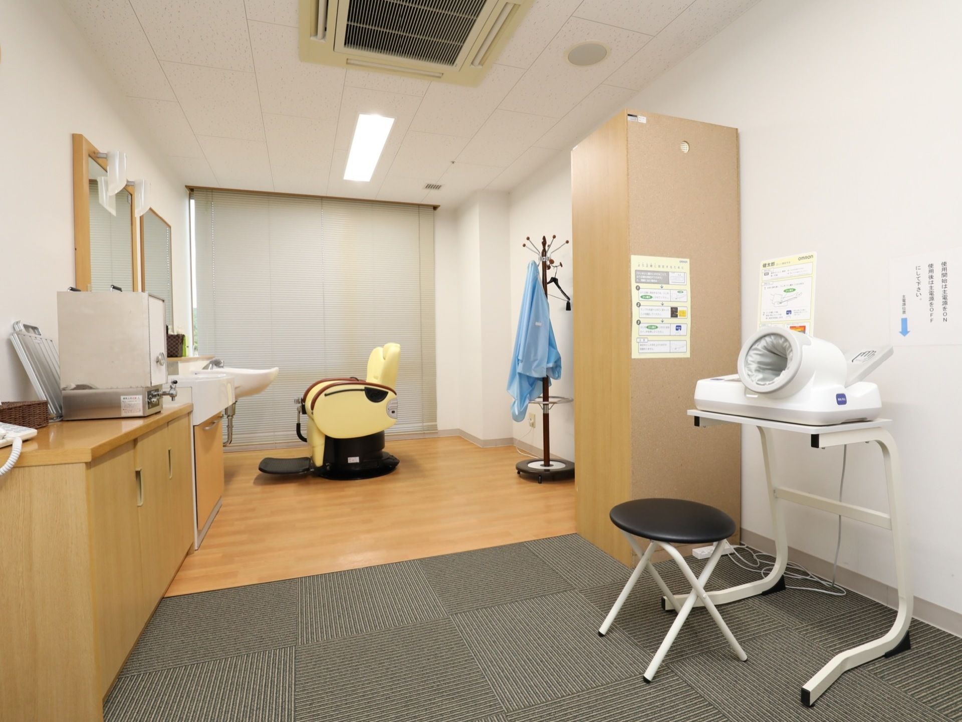 可倒式の洗髪椅子を備える。専用のシャンプー台も設置されている。整った髪を鏡に映して、気分もすっきり。