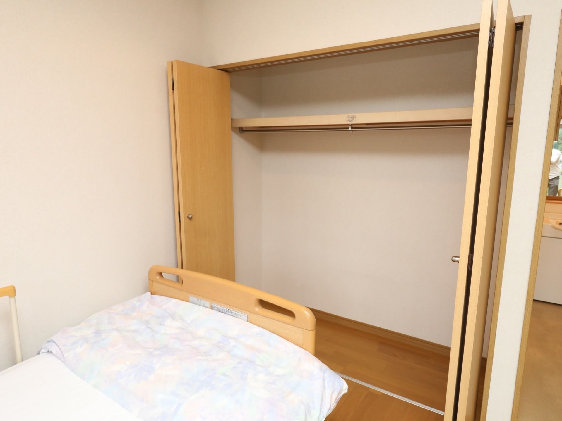 お部屋には大容量の収納を備える。その日に着る服を自分で選ぶなど、おしゃれを楽しんでいただくことができる。