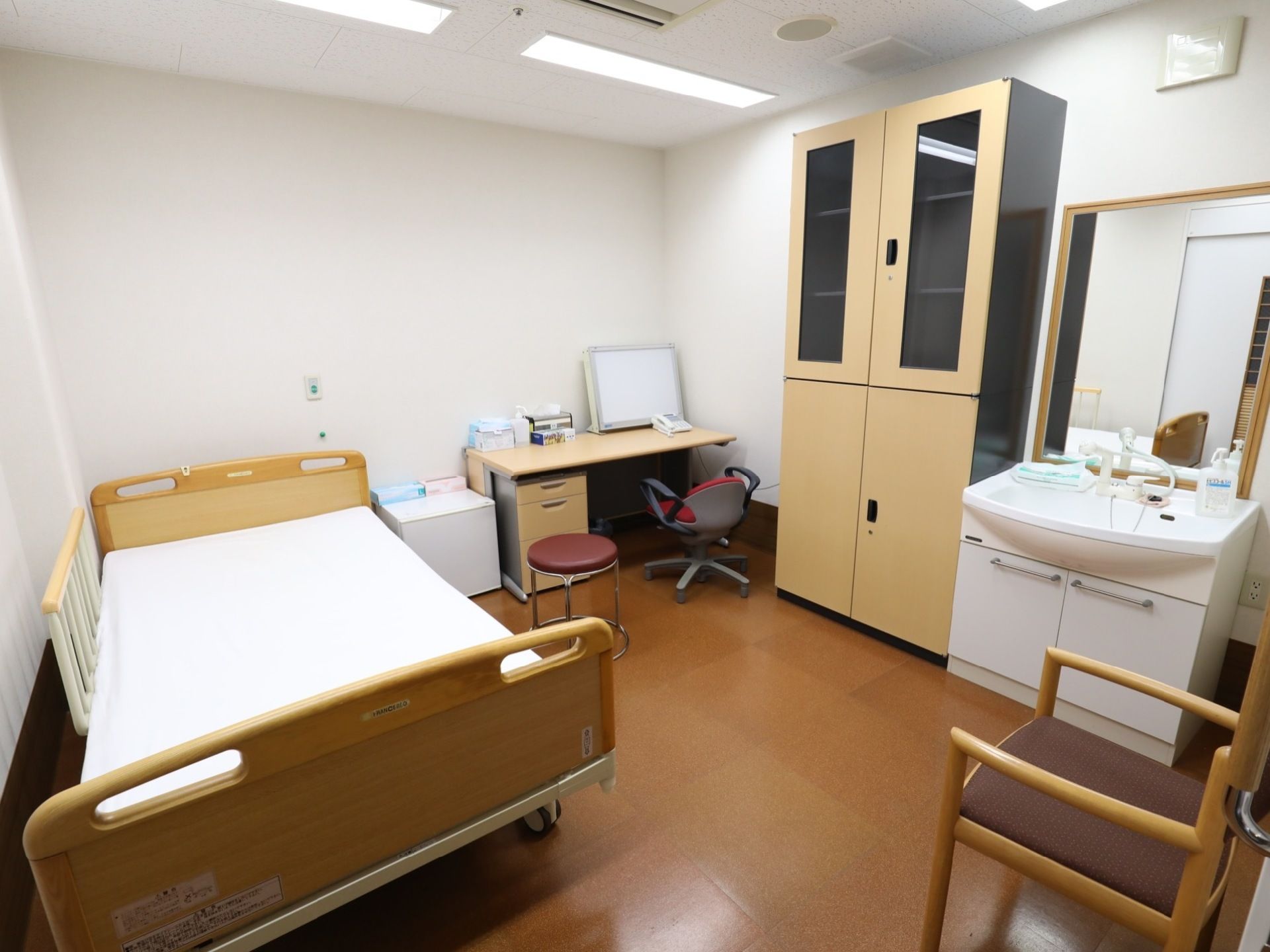 茶色を基調とした明るいつくり。大きな箪笥があり、衣服や皿をたくさん収納できる。面会にも十分なスペースがある。