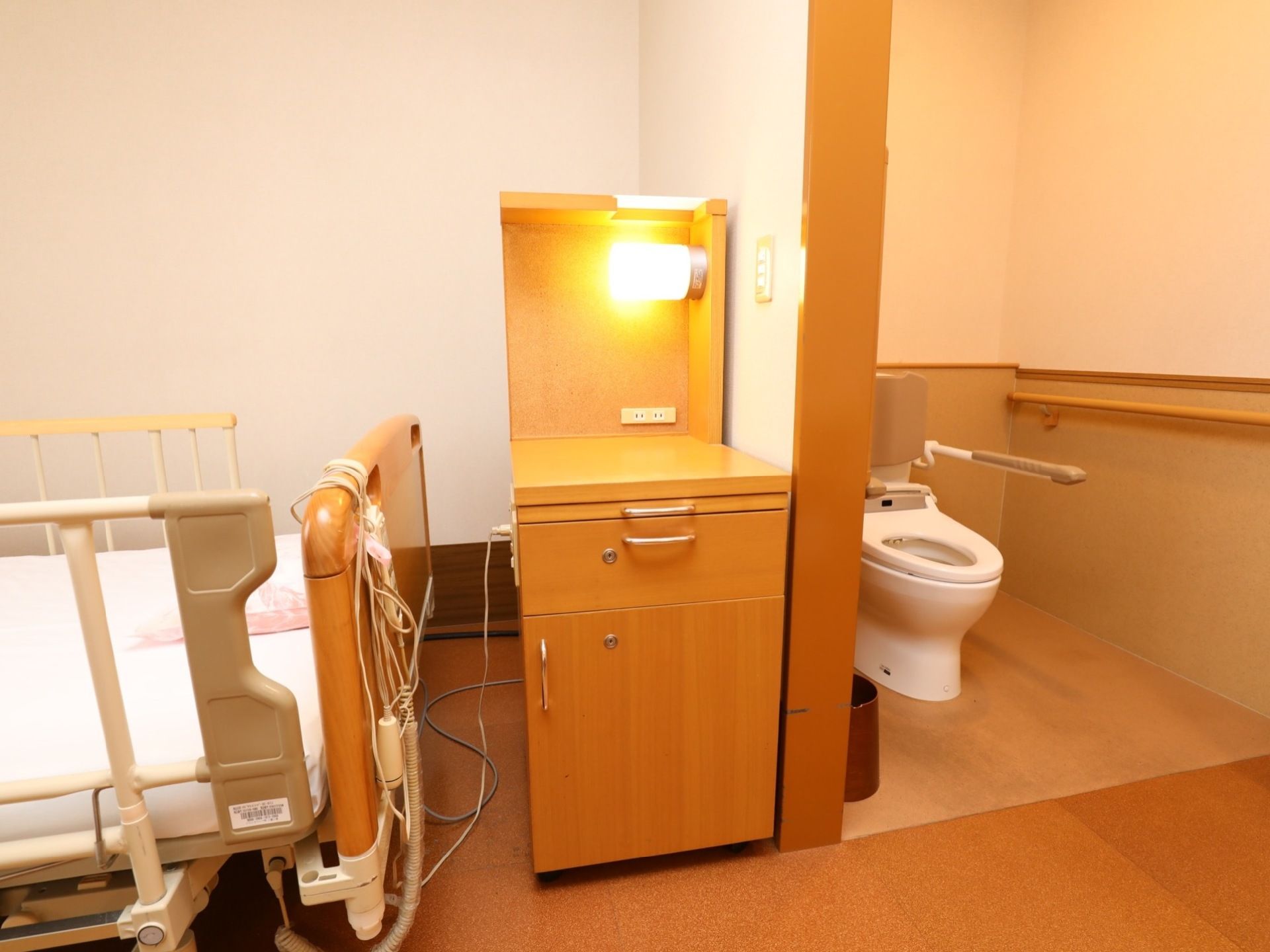 木製の棚の上にはライトがあり、夜でも明るく照らしてくれる。棚は鍵がついているのでセキュリティ面も安心である。