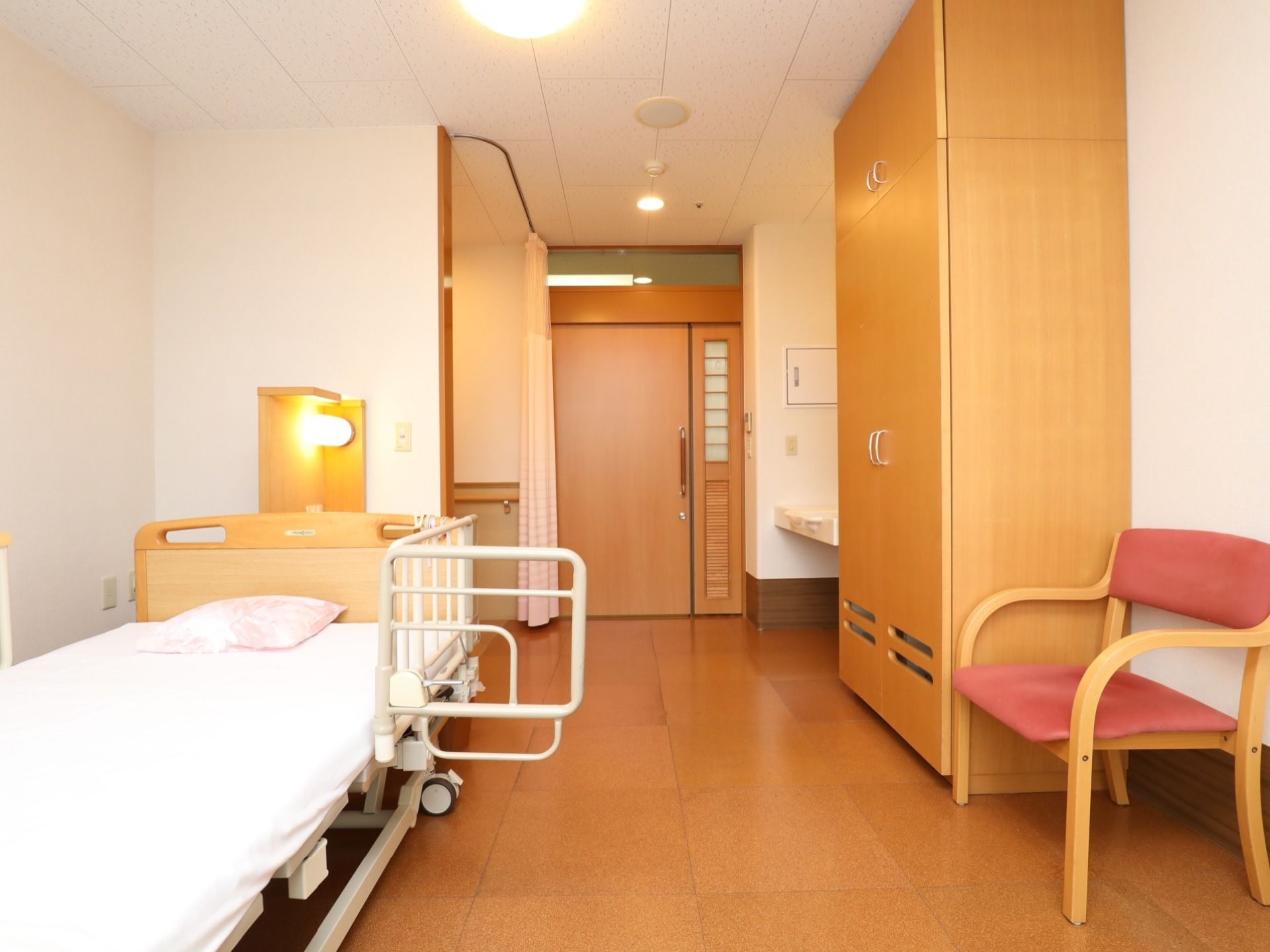 大きな箪笥があり、たくさんの衣服の収納が可能である。ベッドには柵がついており、安全性にも配慮したつくりになっている。