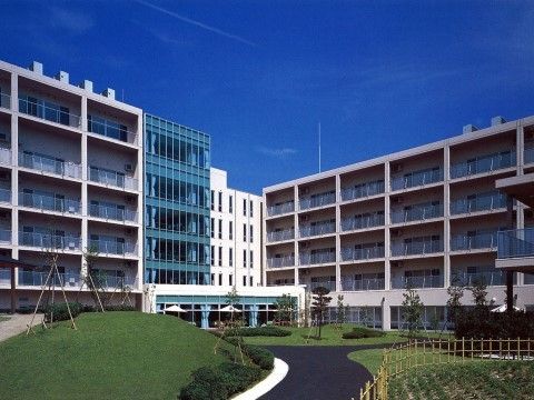 芝生や樹木の生い茂る広い敷地内に建つ大きな複数の施設