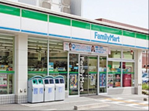 施設近辺のコンビニエンスストアには、スタッフと雑談しながらの散歩や気軽な買い物などにご利用いただける。