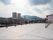施設屋上である。青空のもと景色が広がり、奥には山並みも見えている。季節折々の表情を眺めることができる。