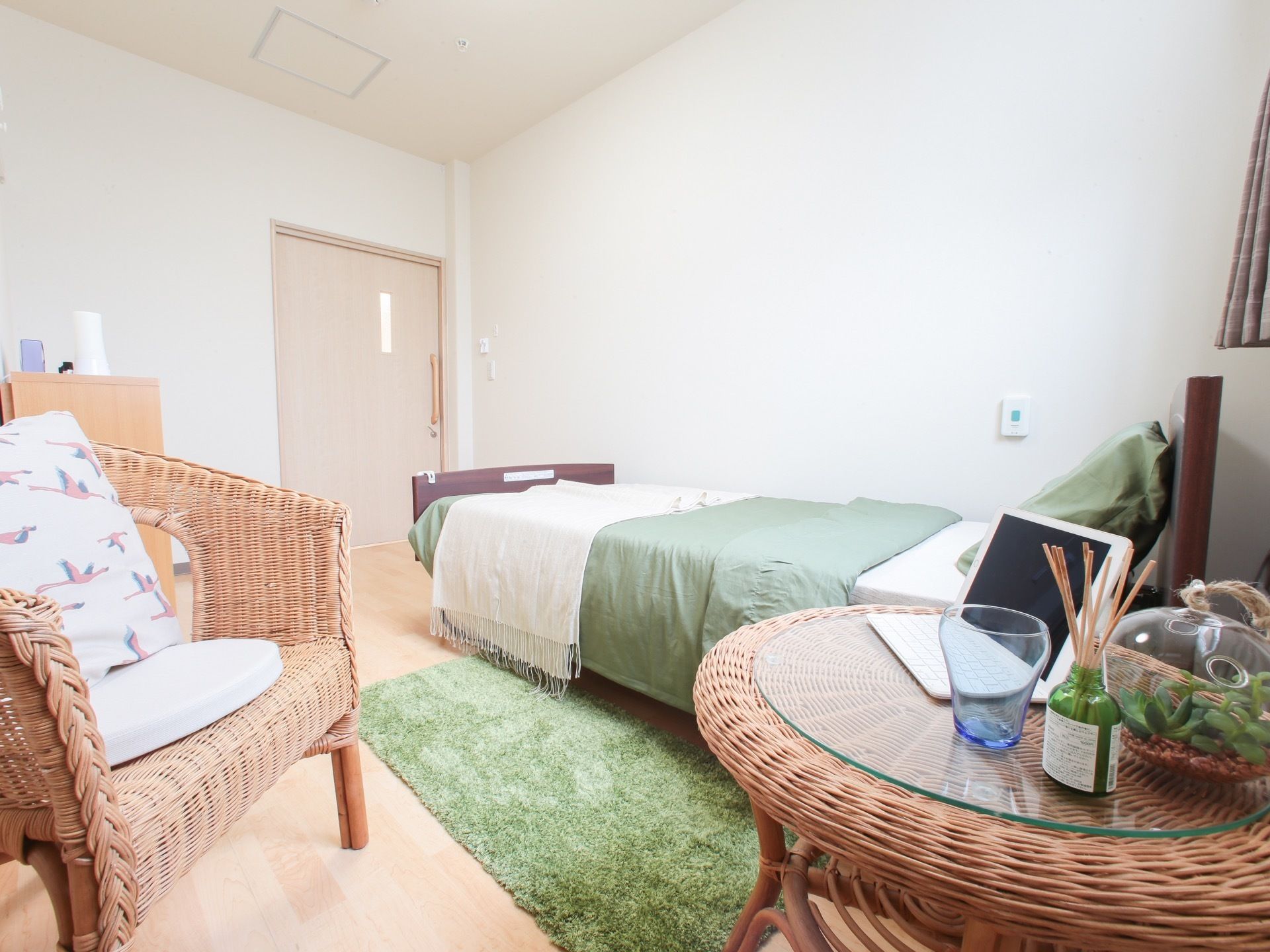 室内には、ベッドの他に椅子と小さめのテーブルが用意されている。また、比較的広い部屋になっており、非常に清潔感がある。