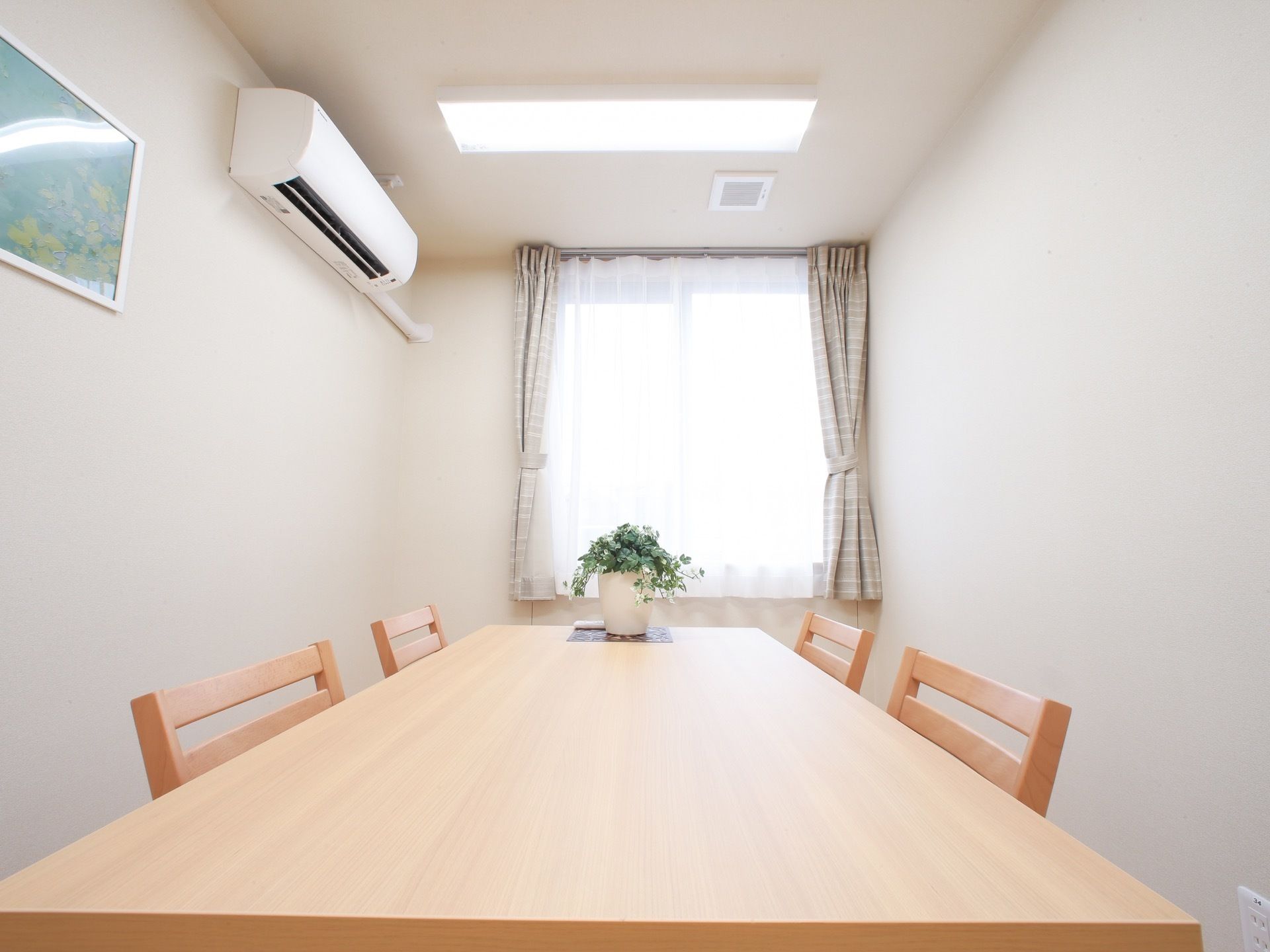 清潔感のある室内には椅子とテーブルが設置されており、少人数で団欒するのに最適です。エアコンも完備しているので、熱中症対策も可能。