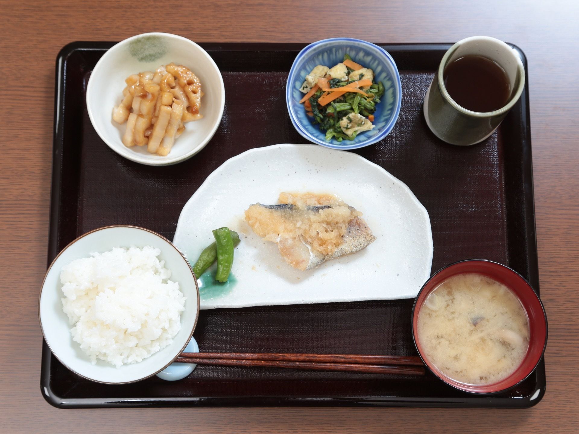黒のトレイに、ご飯やお茶を含めて６品が用意されている。食事量と栄養バランスの考えられたものになっている。