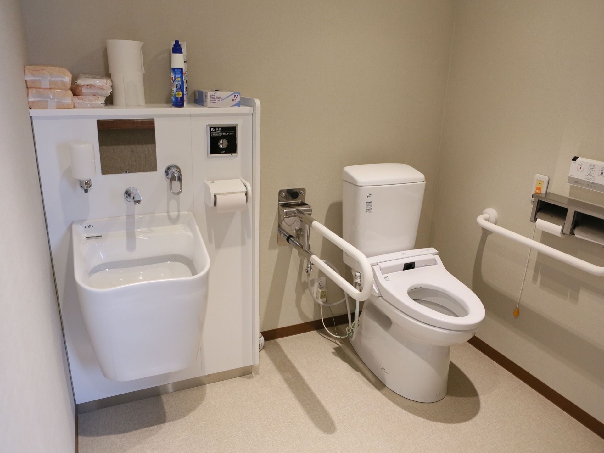 トイレは広く清潔感のあるスペースになっている。呼び出しボタンを壁に取り付けており、いざという時も安心である。