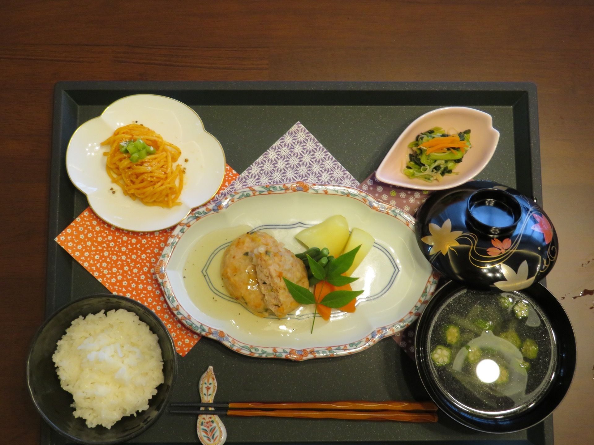 食事は野菜が多く使われたメニューになっており、ヘルシーで栄養バランスが取れたものになっている。黒いトレーに乗せて提供している。
