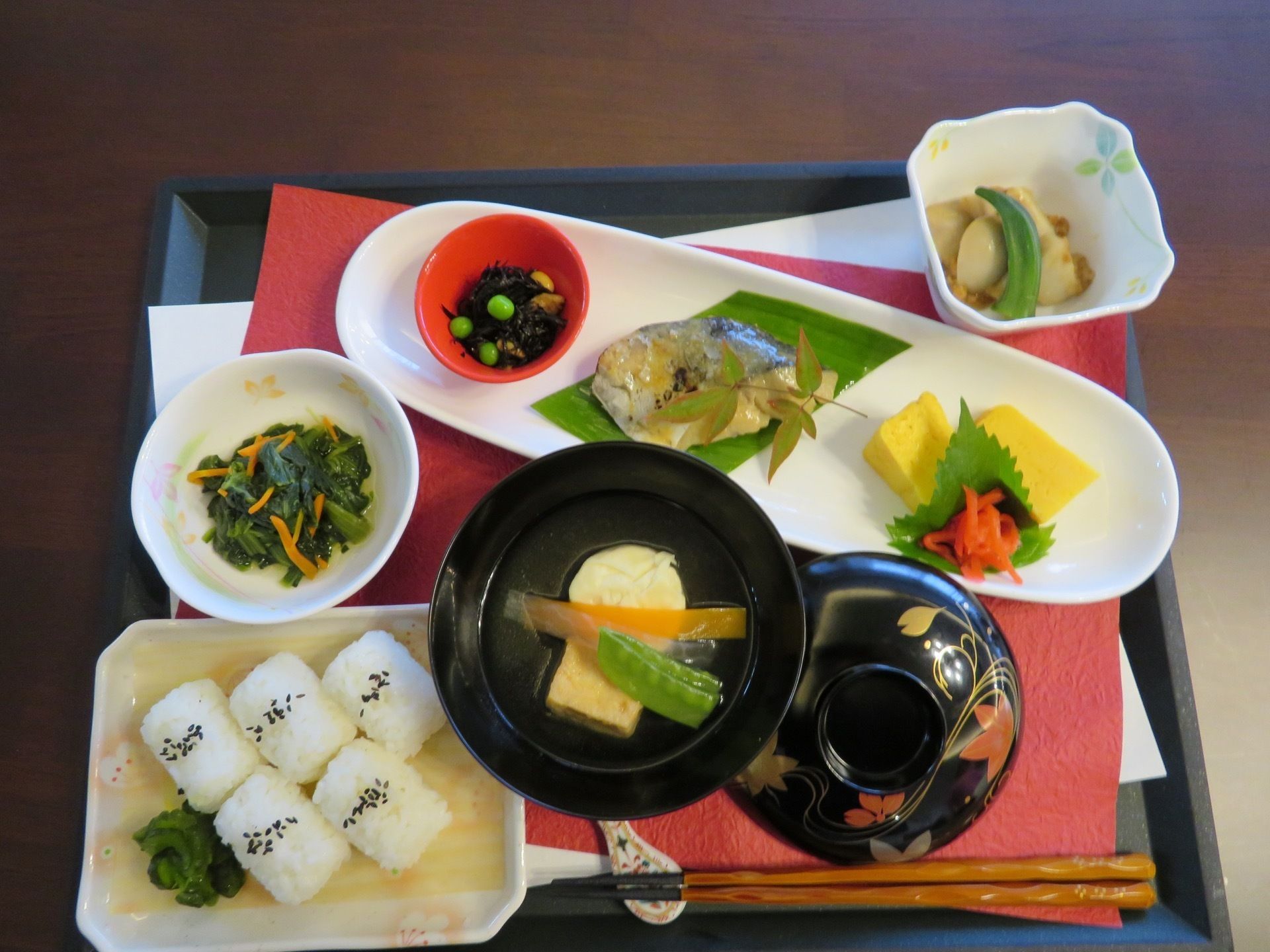 少量ずつ多くの副菜が添えられた食事になっている。魚料理をメインとしたヘルシーな献立になっており、栄養のバランスが考えられている。