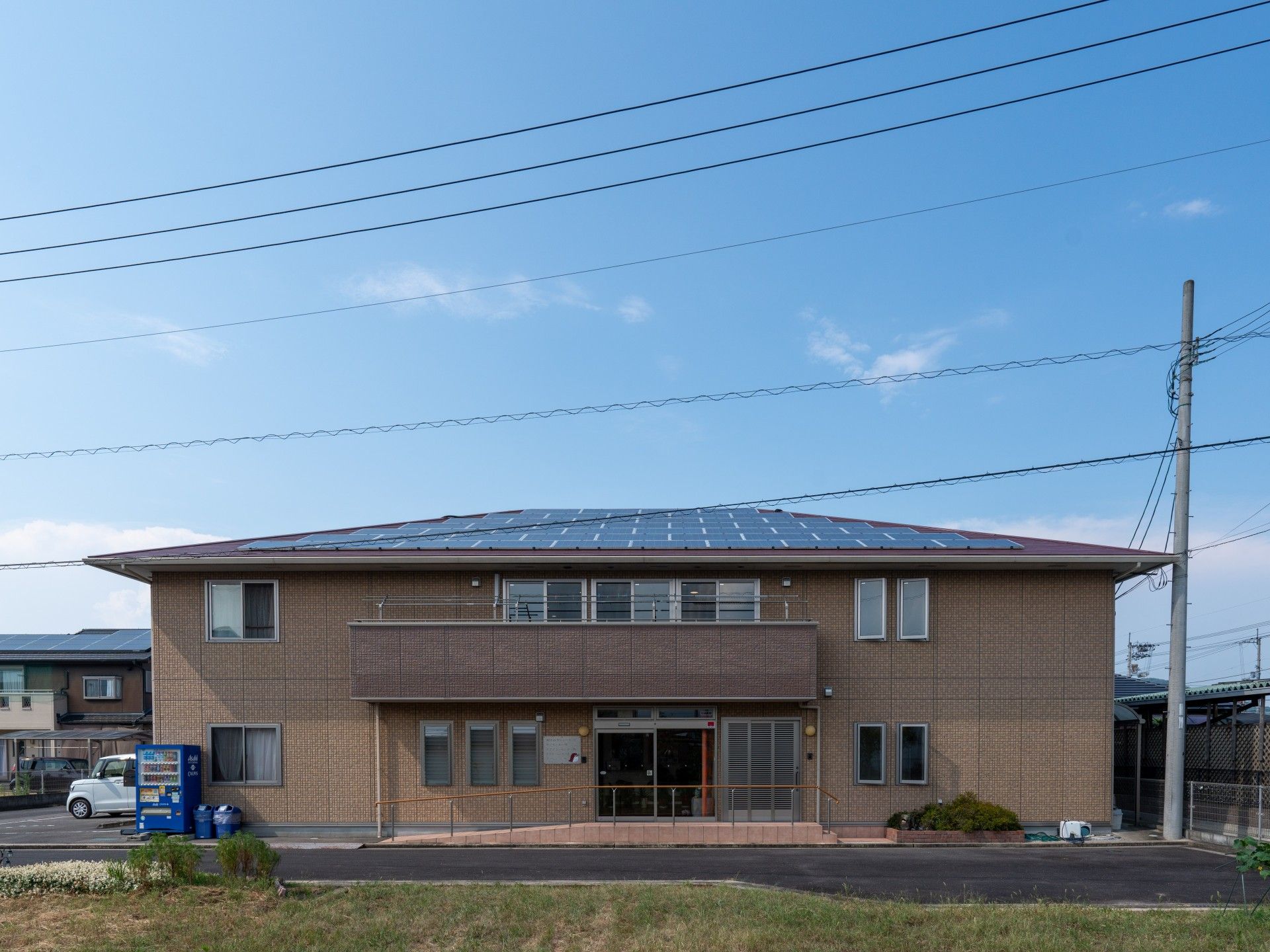 ソーラーパネル付き建物正面