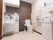フラットなフロアにトイレと手洗いが設置されている。便座に座って左側の壁には手すりがあり、その上にはナースコールがある。