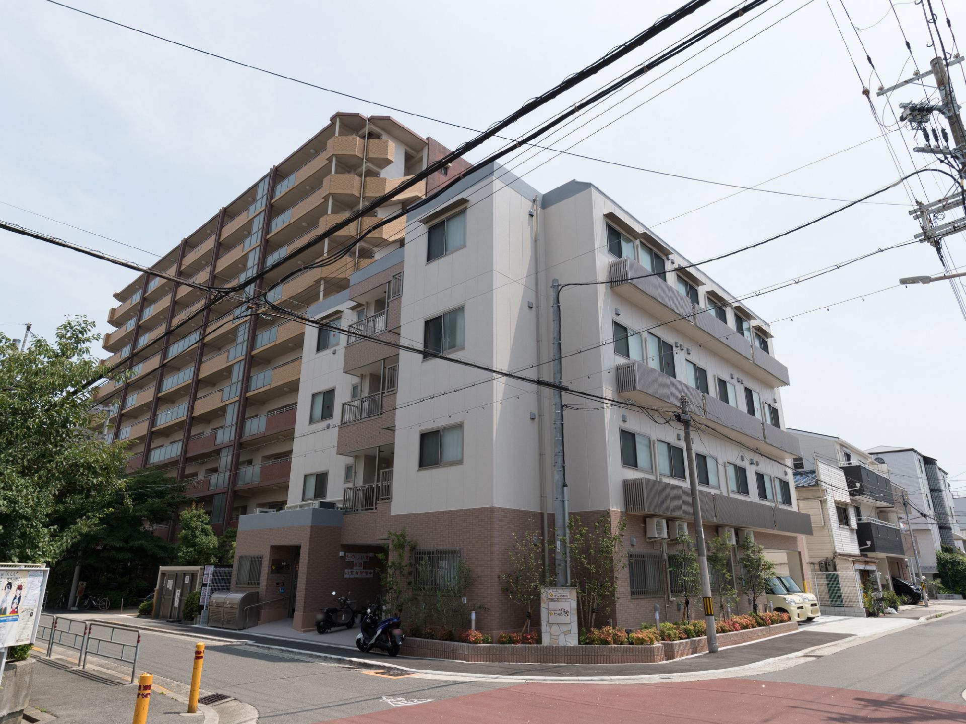 施設は道路のコーナー部分に建っている。建物は4階建てで、2階以上にはベランダが設けられている。駐車スペースがある。