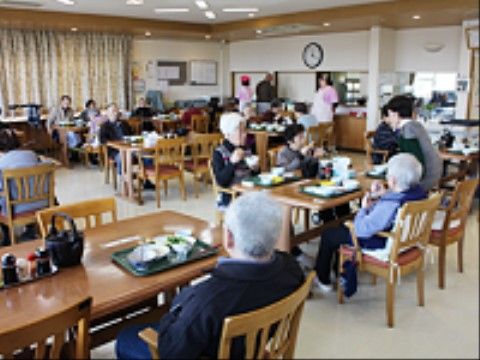 にぎやかな共有ダイニング
