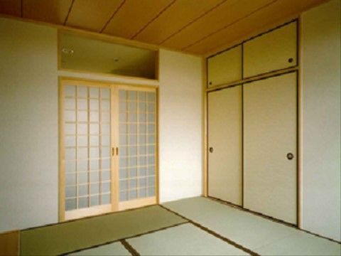 壁はアイボリーで明るくゆったりとした畳の和室である。押入れがあり、天袋もあるのでたっぷり収納できる。