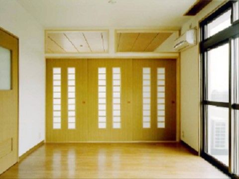 掃除が行き届いた、清潔なフローリングの床で、エアコンも設置されており、明るい陽光がたっぷり差し込む部屋である。