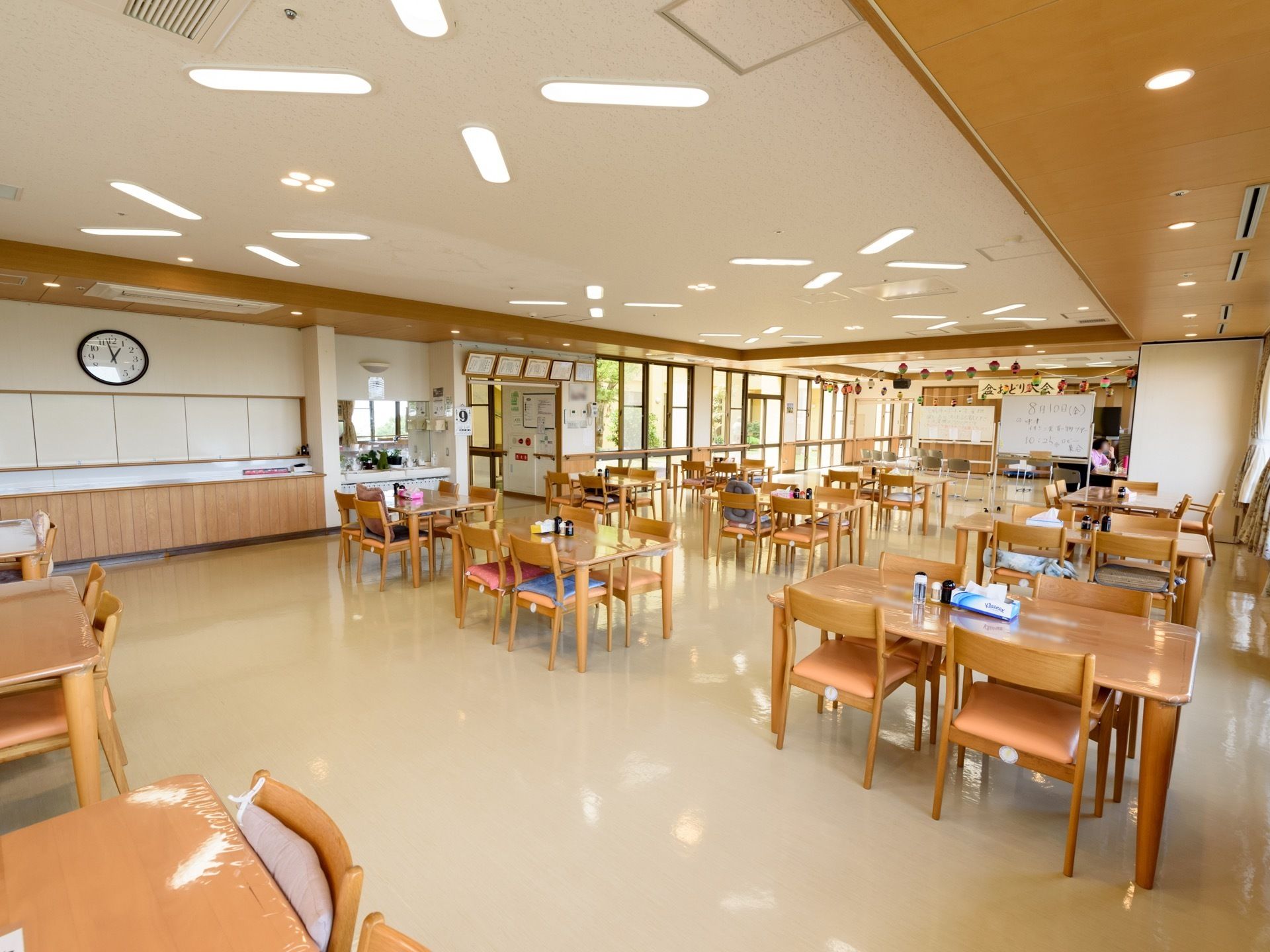 広々として開放的な共有スペースである。この場所で各種イベントも行われており、盆踊り大会と書かれた看板がある。