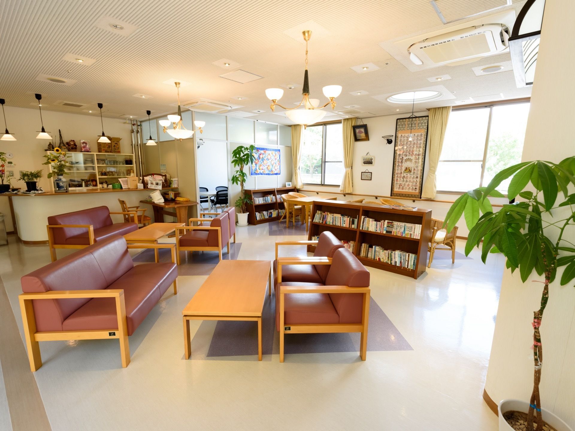 喫茶店のような居心地の良い共有スペースである。カウンターがあり、背の低い本棚が置かれ、ソファーが置かれている。