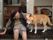 ウッドデッキに座った入居者様が、犬を撫でている。掃き出し窓に向けてソファが設置されており、外気浴をお楽しみいただける。